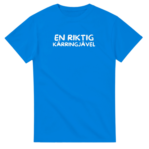Vit text "EN RIKTIG KÄRRINGJÄVEL" på blå t-shirt.