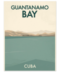 Vintage illustration av Guantanamo Bay med minimalistiska byggnader vid horisonten och en ljusbeige himmel.