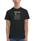 Man bär en svart t-shirt med kaxig och rolig recensionstext