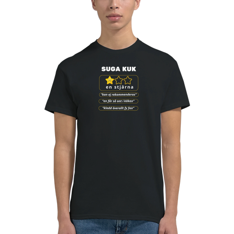 Man bär en svart t-shirt med kaxig och rolig recensionstext
