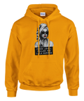 Marilyn Monroe-inspirerad kvinna med solglasögon, rött läppstift, text "Ingen jävel" på gul hoodie.