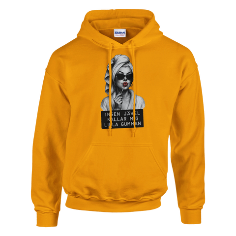 Marilyn Monroe-inspirerad kvinna med solglasögon, rött läppstift, text "Ingen jävel" på gul hoodie.