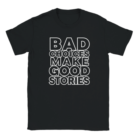 Bad Choices Make Good Stories" text på svart t-shirt, vit retro typografi, humoristisk.