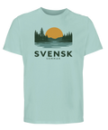 Retroinspirerad illustration av solnedgång över skogssjö på ljusblå ekologisk t-shirt