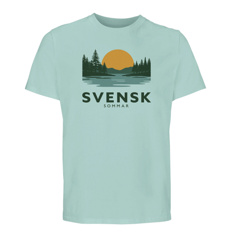 Retroinspirerad illustration av solnedgång över skogssjö på ljusblå ekologisk t-shirt