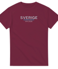 Stilren fotbollsdesign för Sverige VM 2026 på vinröd t-shirt