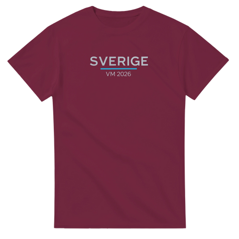 Stilren fotbollsdesign för Sverige VM 2026 på vinröd t-shirt
