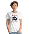 Sömnig tvättbjörn med text "INTE LAT BARA JÄVLIGT TRÖTT" på vit t-shirt.