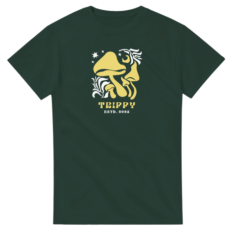 Grafiskt svampmotiv i gult och vitt på en mörkgrön t-shirt