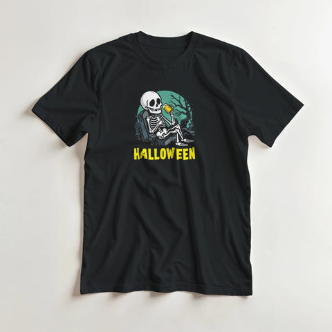 Mörk humoristisk design med ett avslappnat skelett och gul Halloween-text