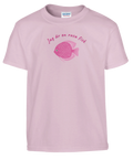 Lekfull illustration av en rosa fisk med text – ljusrosa barntröja