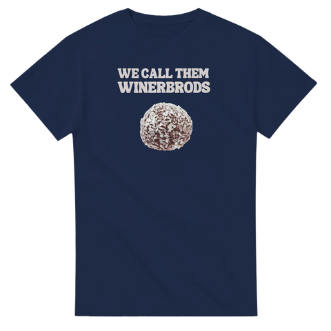 Chokladboll med kokos och text "WE CALL THEM WINERBRODS" på marinblå t-shirt.