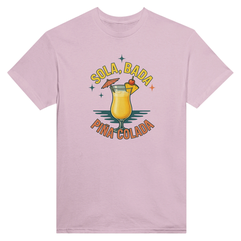Sola, bada, Piña Colada" text och cocktailglas med paraply på rosa t-shirt.