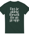 Mörk humoristisk text i grafisk design på skogsgrön t-shirt