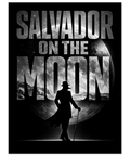 Svartvit poster med en silhuett av Salvador Dalí framför en stor måne med texten Salvador on the Moon i typografi.