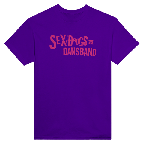 Sex, Drugs & Dansband" texttryck i rosa grunge-stil på lila t-shirt.