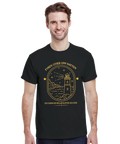 Leende man i svart t-shirt med guldgul fyr-illustration och citat