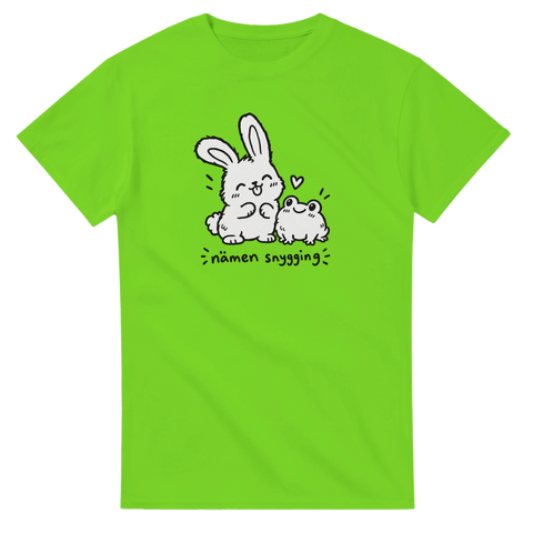 Limegrön t-shirt med en kanin och en groda med hjärta och texten Nämen snygging.