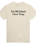 Svart text "I'm Old School I Know Things" på en beige t-shirt med rund hals.