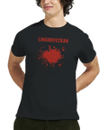 Man bär svart t-shirt med rött Lingonveckan-tryck i avslappnad stil