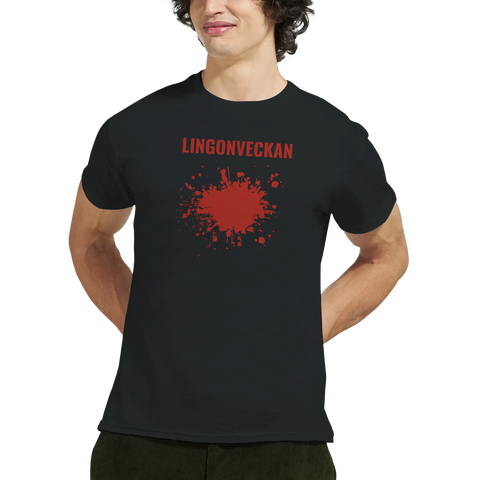 Man bär svart t-shirt med rött Lingonveckan-tryck i avslappnad stil