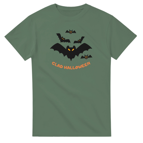Tecknade svarta fladdermöss med orange ögon och "Glad Halloween" text på grön t-shirt.