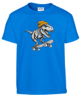 Blå barn-t-shirt med en T-Rex i gul mössa på skateboard.