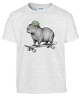 Vit barn-t-shirt med en kapybara i grön mössa på skateboard.