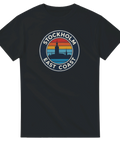 Stockholm East Coast retro-tryck med stadssiluett och solnedgång på mörkgrå t-shirt.