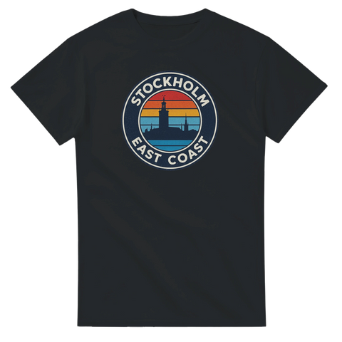 Stockholm East Coast retro-tryck med stadssiluett och solnedgång på mörkgrå t-shirt.