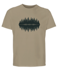 Mörkgrön skogsilhuett med ljudvåg som spegling på beige ekologisk t-shirt, minimalistisk design.