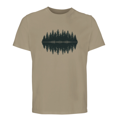 Mörkgrön skogsilhuett med ljudvåg som spegling på beige ekologisk t-shirt, minimalistisk design.