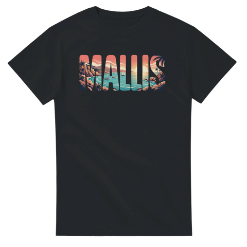 Stilren Mallorca-design med hav och klippor på en svart t-shirt