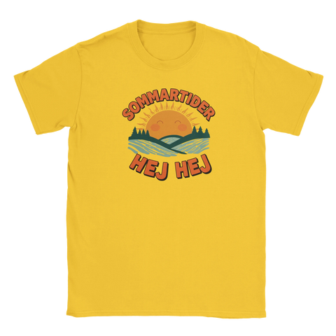 Gul t-shirt med lekfullt grafiskt tryck inspirerat av svensk popkultur