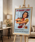 Inramad vintage poster på ett staffli i ett ljust modernt vardagsrum