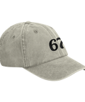 Siffran "67" i svart på en gråmelerad, sliten dad cap.