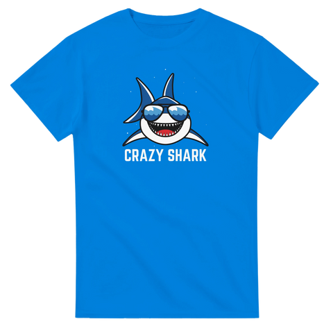 Blå t-shirt med roligt hajmoti och texten Crazy Shark
