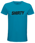 Svart, splattrig "SHIRTY" logotyp på en klarblå premium herr-t-shirt i modern streetwear-stil.