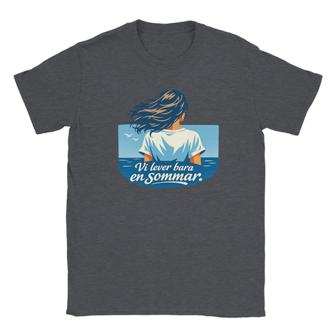 Vintagedesign med filmisk sommarkänsla tryckt på mörkgrå t-shirt