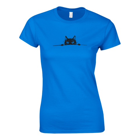 Svartvit teckning av en katt som kikar fram – blå t-shirt