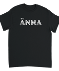 Minimalistisk t-shirt med texten ÄNNA i vitt på svart bakgrund