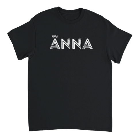 Minimalistisk t-shirt med texten ÄNNA i vitt på svart bakgrund
