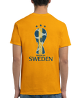 Sverige-motiv med pokal och stjärnor på baksidan av gul t-shirt