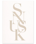 Minimalistisk poster med ordet SNUSK skrivet i vertikal, överlappande serif-typografi mot en benvit bakgrund.