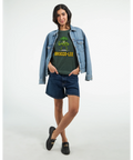 Broccolibrottare med text "BROCCO-LEE" på mörkgrön t-shirt.