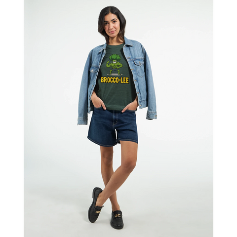Broccolibrottare med text "BROCCO-LEE" på mörkgrön t-shirt.
