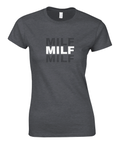 Texten "MILF" i vitt och grått på en mörkgrå dam t-shirt.