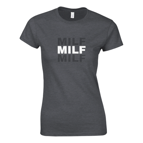 Texten "MILF" i vitt och grått på en mörkgrå dam t-shirt.