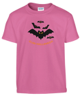 Tecknade svarta fladdermöss med gula ögon och orange text "Glad Halloween" på rosa barntröja.