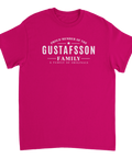 Cerise t-shirt med vintageinspirerad text för familjen Gustafsson
